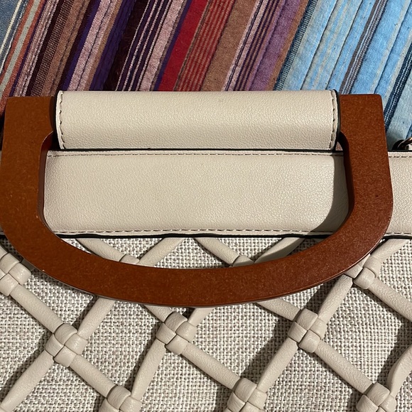 Crossbody satchel with wooden handles and crossbody strap - Picture 7 of 8